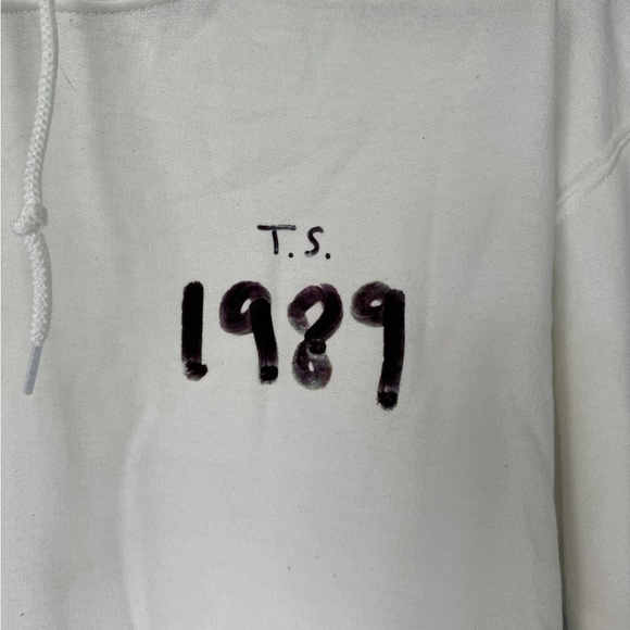 NWT 1989 Taylor Swift White Hoodie Pullover TS Album print Size Medium Swiftie - Picture 3 of 4